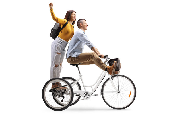 Jonge man en vrouw rijden op een driewieler  - Foto, afbeelding