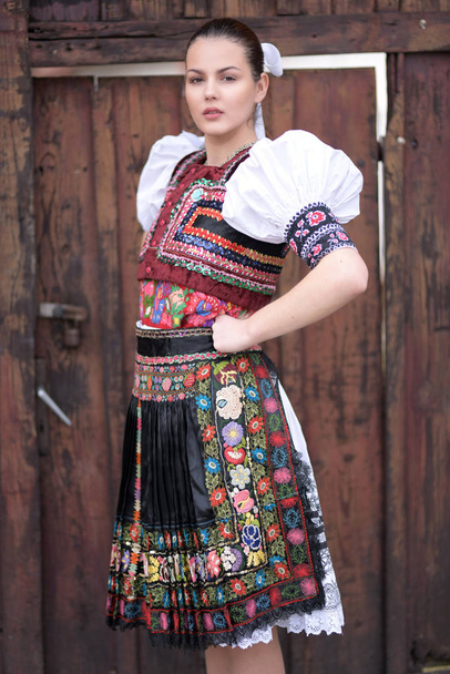 Молода красива словацька фольклорна жінка в традиційному одязі. - Фото, зображення