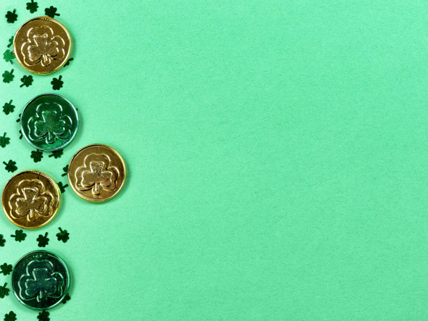 St Patricks Day with border of shamrocks and gold coins on a gre - Fotoğraf, Görsel