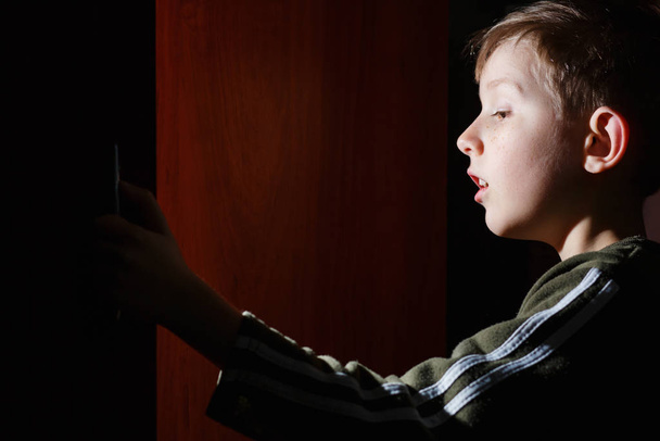 kind open deur en helder verlicht hem - Foto, afbeelding