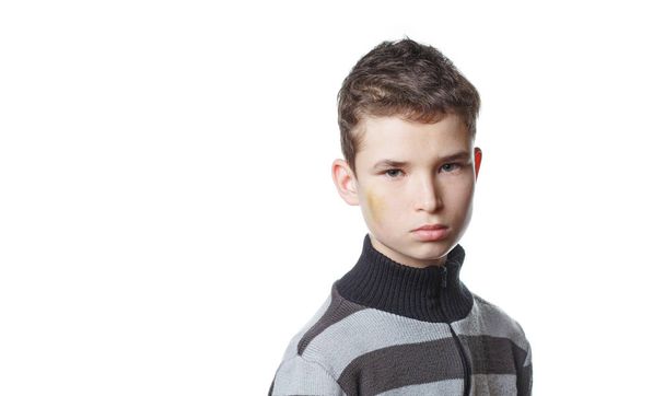 грустный мальчик на белом изолированном фоне, грустный ребенок
  - Фото, изображение