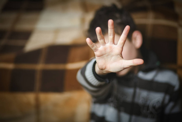 Detener la mano del niño, signo de anti violencia
 - Foto, Imagen