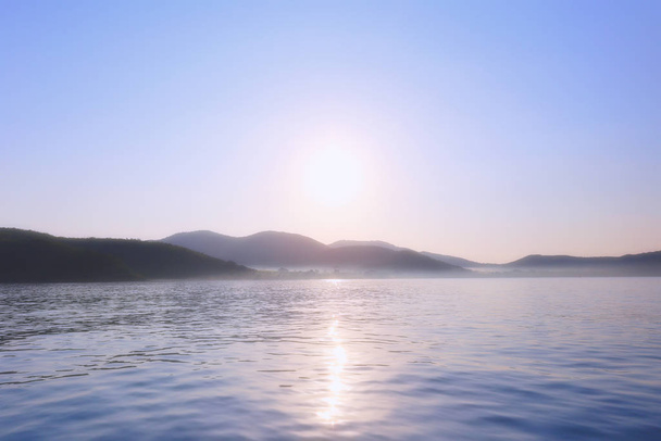 Mavi gökyüzü ve deniz manzarası Sabahları manzaranın güzelliği. - Fotoğraf, Görsel