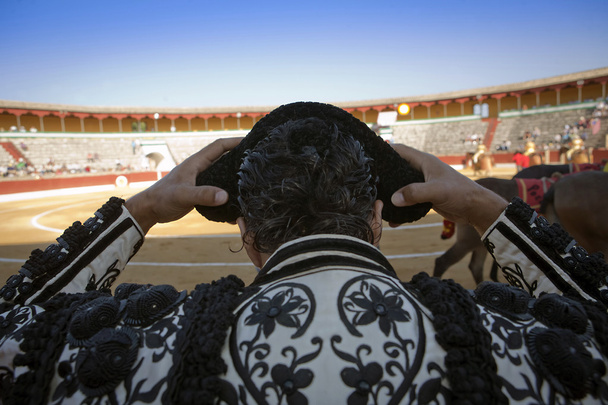 Torero en contactant les montera lors d'une corrida
 - Photo, image