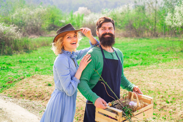 Cheerful couple of farmers standing in vegetable garden. Smile Couple on farmland. I like spending time on farm. Crop planting at fields. - Foto, Bild