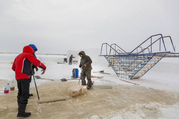 Будівельники на льоду замерзлої річки
 - Фото, зображення