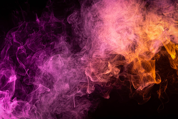 Hustý kouř barevné červené a růžové na černém pozadí izolované. Pozadí z kouře vape - Fotografie, Obrázek