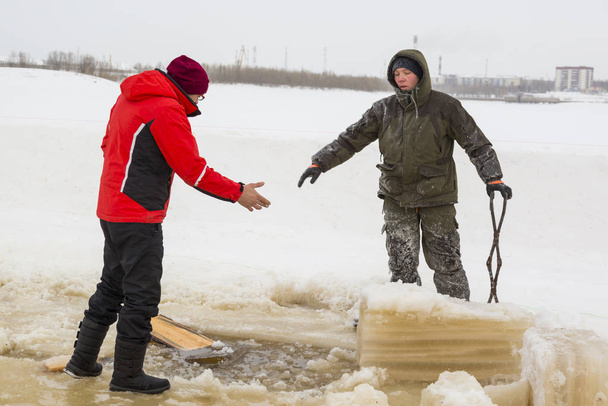 Bauarbeiter auf dem Eis eines gefrorenen Flusses - Foto, Bild