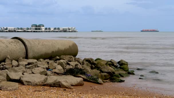 Tubería de aguas residuales en la playa de arena marina
 - Imágenes, Vídeo