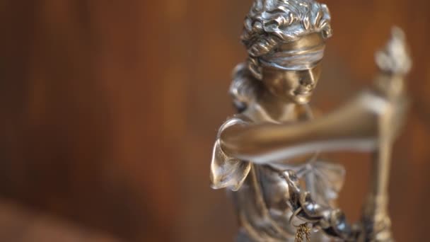 Statue en bronze de Themis ou Dame de Justice sur fond brun
 - Séquence, vidéo