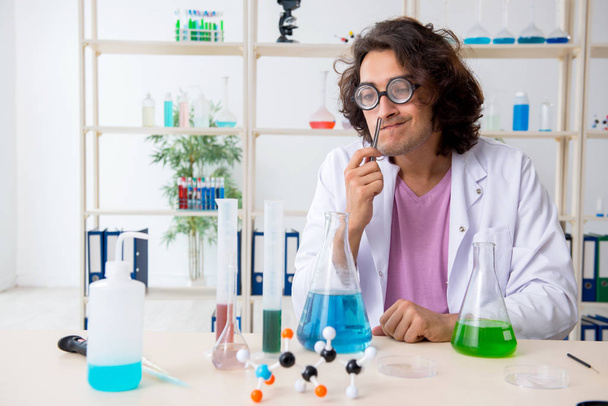 Смешной химик-мужчина работает в лаборатории - Фото, изображение