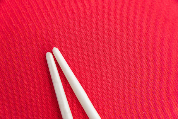 Kırmızı masada beyaz çubuklar. - Fotoğraf, Görsel