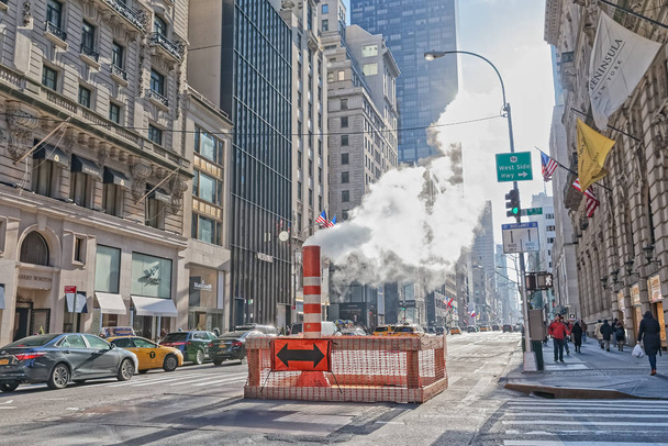 New York Manhattan Fifth Avenue orange steam vapor - Fotoğraf, Görsel