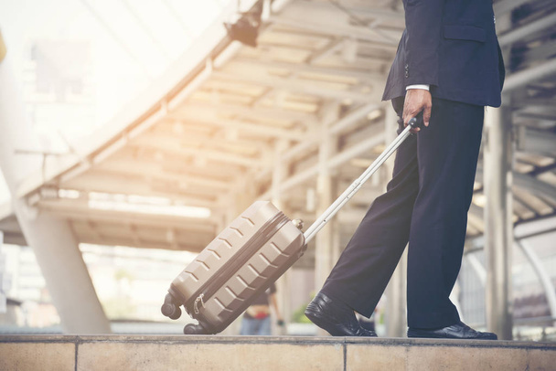 Επιχειρηματίας περπατά στην πόλη με τη βαλίτσα. Travel Business Lifestyle. - Φωτογραφία, εικόνα