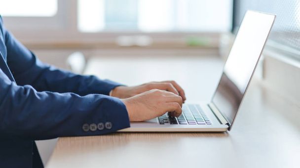 cerrar las manos de un hombre de negocios escribiendo texto en el ordenador portátil en la oficina, concepto de negocio - Foto, imagen