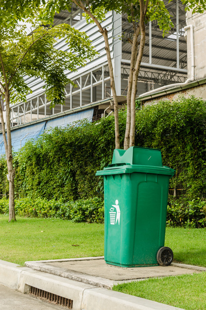 zielony śmieci, kosza w parku - Zdjęcie, obraz