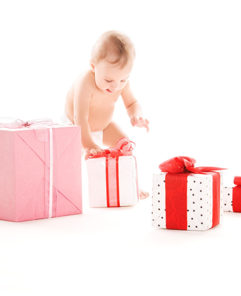 Baby boy with gifts - Foto, afbeelding