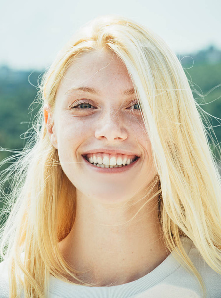 Blonde cheerful smiling girl close up portrait. International student traveling all around the world. Young woman smiling and enjoy her amazing life. Beauty and youth concept. - Fotoğraf, Görsel