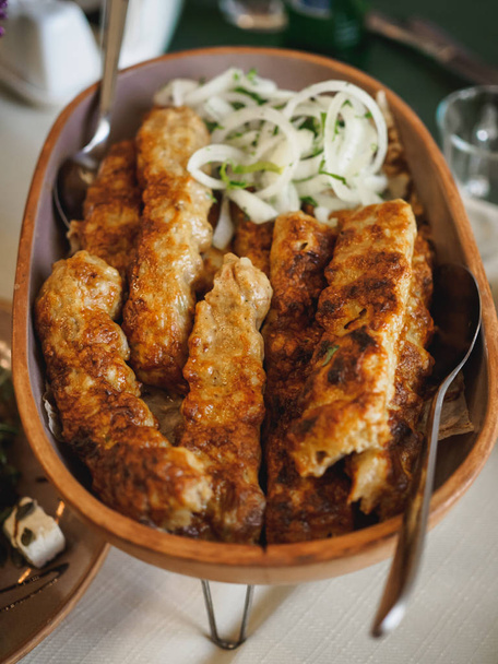 Örmény fehérhal hal kebab egy étteremben a Sevan-tónál. Hagyományos kaukázusi ételek, örmény konyha - Fotó, kép
