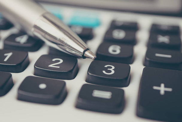 Калькулятор і ручка. Концепція інвестицій у фінанси та гроші
 - Фото, зображення
