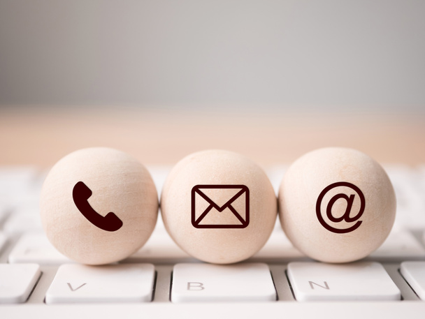 Fa gömb szimbólum telefon, e-mail, cím és mobiltelefon. Honlap lépjen kapcsolatba velünk, vagy e-mail marketing koncepció - Fotó, kép