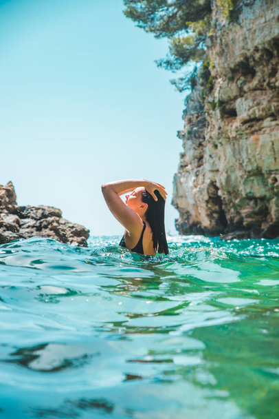 młoda sexy kobieta w czarny strój kąpielowy w przejrzysty niebieski morze woda - Zdjęcie, obraz