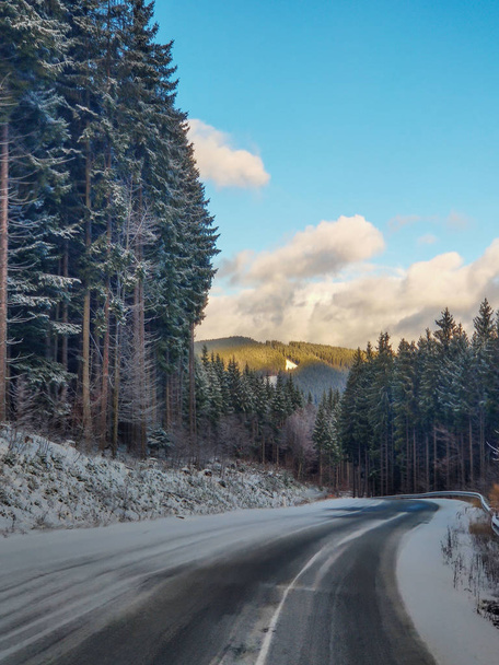 näkymä tien talvella vuorilla
 - Valokuva, kuva