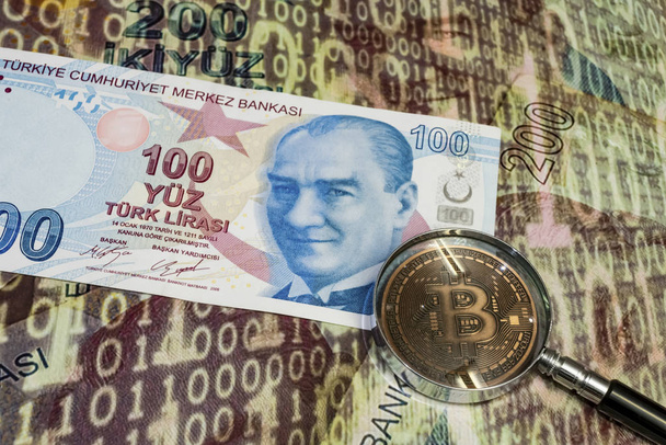 zamknij bitcoin i szkło powiększające z tureckich lirów banknotów na tle - Zdjęcie, obraz