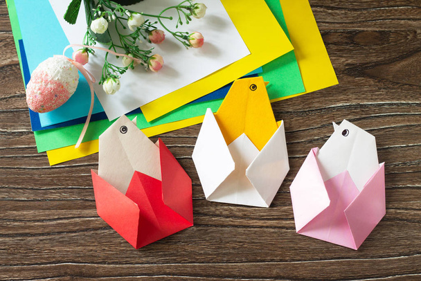 Cadeau Pâques Origami Poulet. Fait main. Le projet des enfants
 - Photo, image