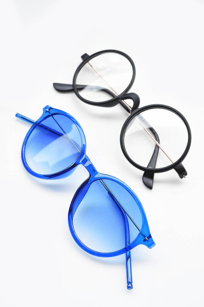 Nowoczesne modne okulary przeciwsłoneczne odizolowane na białym tle - Zdjęcie, obraz
