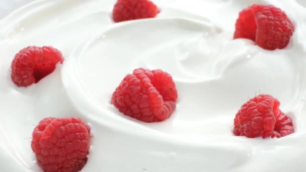 closeup of rotating yogurt with raspberries - Záběry, video