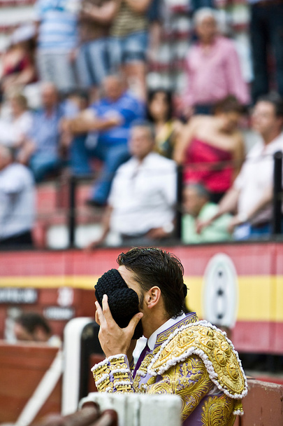 Torero priant avec sa montera
 - Photo, image