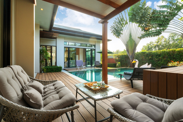 Piscina en jardín tropical piscina villa cuentan con asiento al aire libre
 - Foto, Imagen