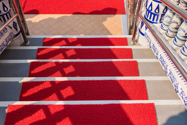 Бетонная лестница, окрашенная в красный цвет
. - Фото, изображение