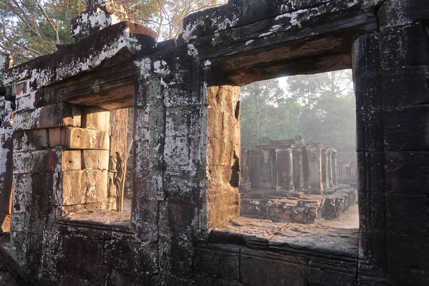 sole incredibile, tramonto che splende attraverso vecchie finestre nel tempio rovine di unesco sito angkor wat, cambogia
 - Foto, immagini