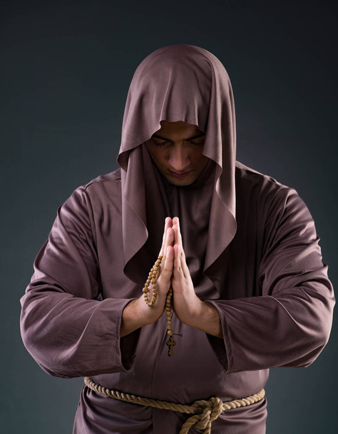 Μοναχός στη θρησκευτική αντίληψη σε γκρίζο φόντο - Φωτογραφία, εικόνα