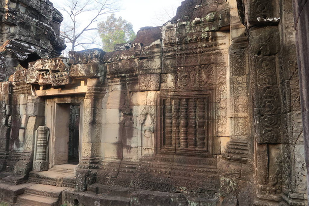 Tempelruinen mit Tür in der Unesco-Welterbestätte angkor wat, Kambodscha mit Shiva und Vishnu hinduistischen Symobls - Foto, Bild