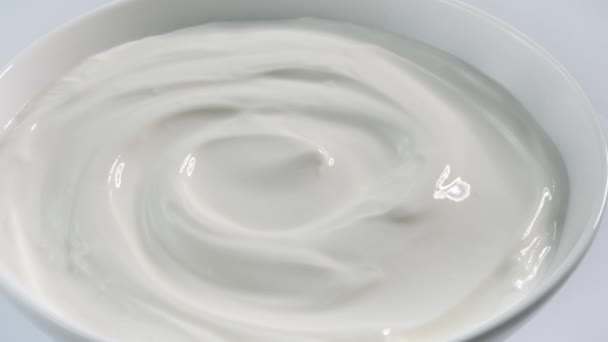 вращающаяся миска сметаны или греческого йогурта
 - Кадры, видео