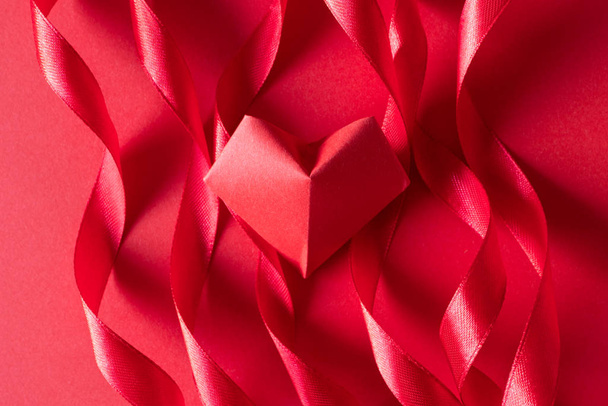明るいピンク色カールサテンリボンと折り紙の心紙b - 写真・画像