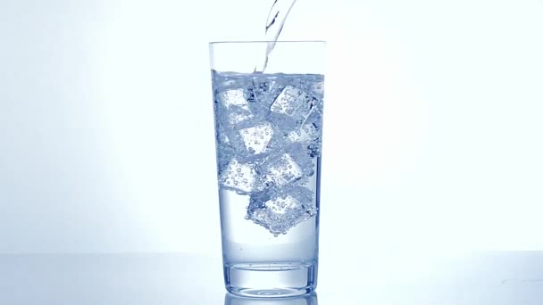water dat in glazen slow motion stroomt - Video