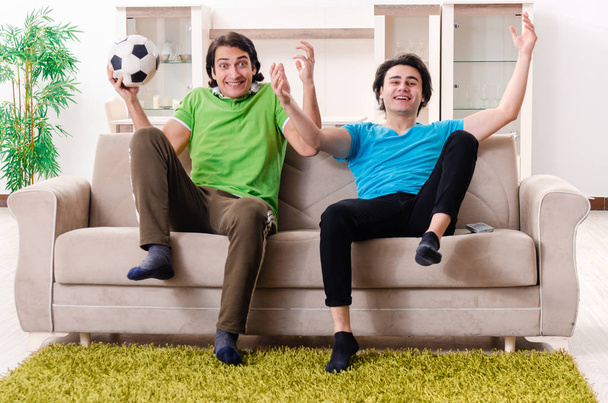 Οι φίλοι που παρακολουθούν ποδόσφαιρο στο σπίτι - Φωτογραφία, εικόνα