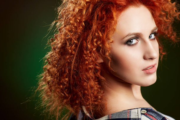 Chica con el pelo largo y brillante de color rojo ondulado. Hermoso modelo con peinado rizado
 - Foto, Imagen