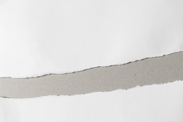 Abgerissene Linie Loch von Papier auf grauem Hintergrund mit Kopierraum, - Foto, Bild