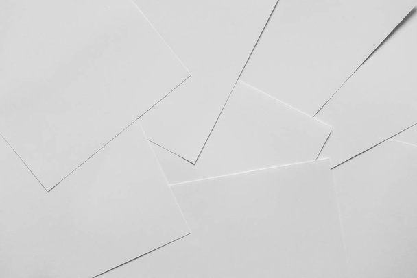 Hromada roztroušených bílých prázdných prázdných papírových listů. Horní pohled - Fotografie, Obrázek