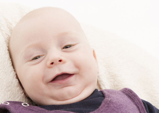 новорожденный ребенок смеется в камеру
 - Фото, изображение