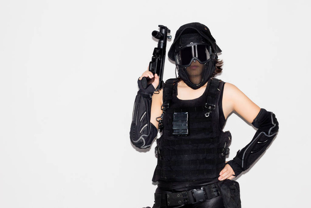 asiatique dame en noir soldat bb pistolet sport jeu costume et arme
 - Photo, image
