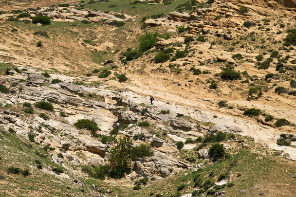 Uitzicht op het omringende landschap bij het oude grottenstadje Uplistsikhe in Georgië. - Foto, afbeelding