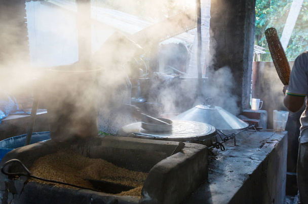 fabbrica locale di tagliatelle di riso in Vietnam
 - Foto, immagini