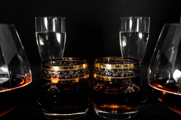 Ποτήρια με διάφορα ποτά μπράντι, ουίσκι, σαμπάνια ή bour - Φωτογραφία, εικόνα