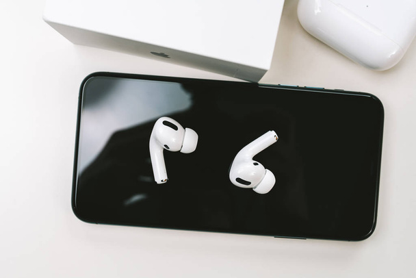New Apple AirPods Pro in-ear headphones - Zdjęcie, obraz